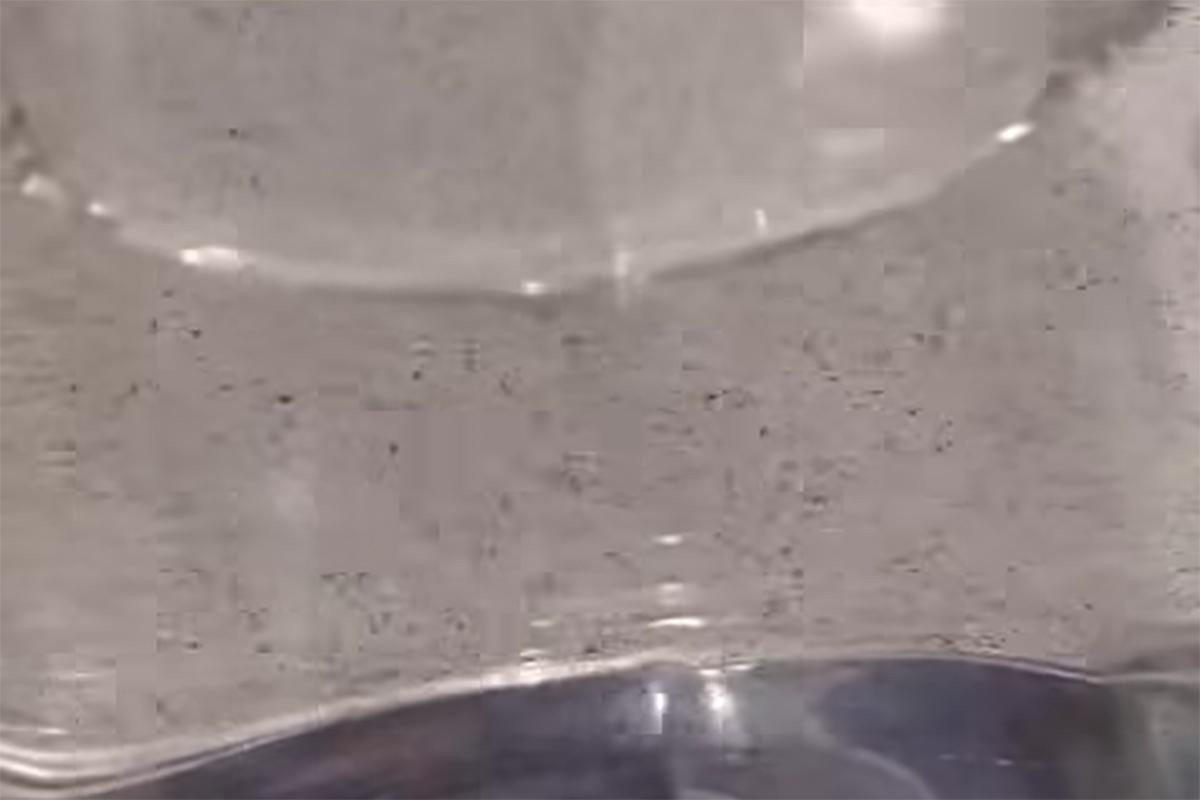 有富亨邨住戶同樣反映寓所食水出現黑點。(網民Emily Chan@FB群組「Tai Po · Fu Heng 大埔 · 富亨」)