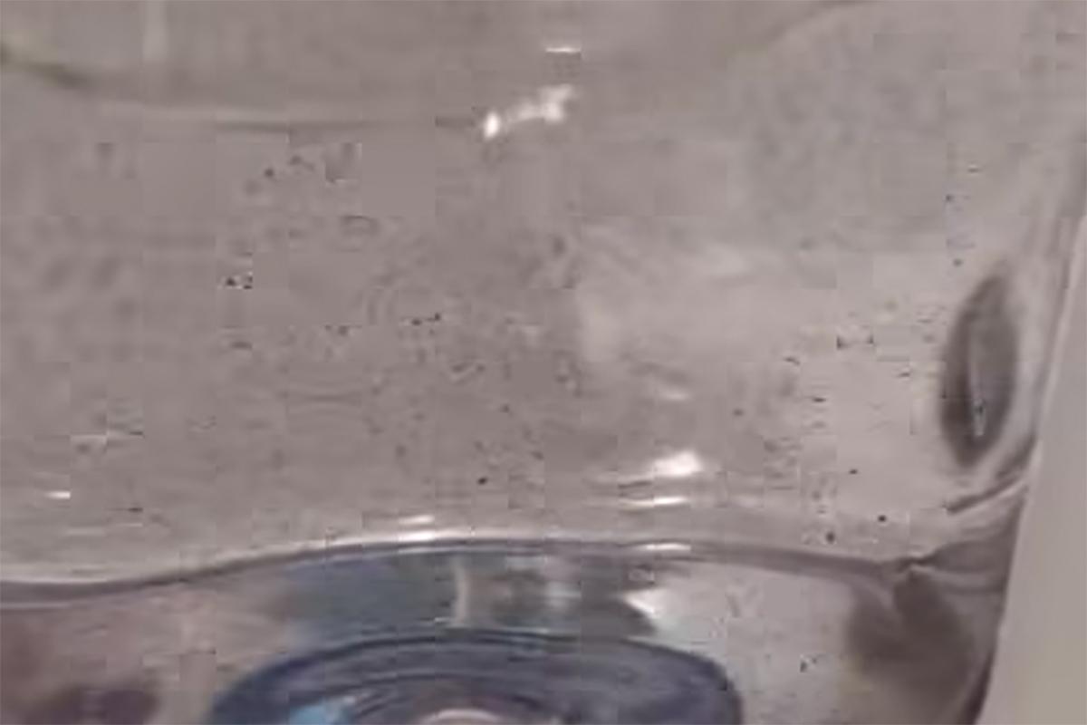 有富亨邨住戶同樣反映寓所食水出現黑點。(網民Emily Chan@FB群組「Tai Po · Fu Heng 大埔 · 富亨」)