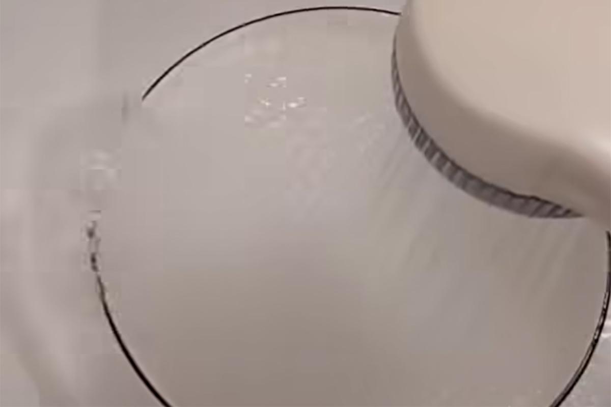 有富亨邨住戶同樣反映寓所食水出現黑點。(網民Emily Chan@FB群組「Tai Po · Fu Heng 大埔 · 富亨」)