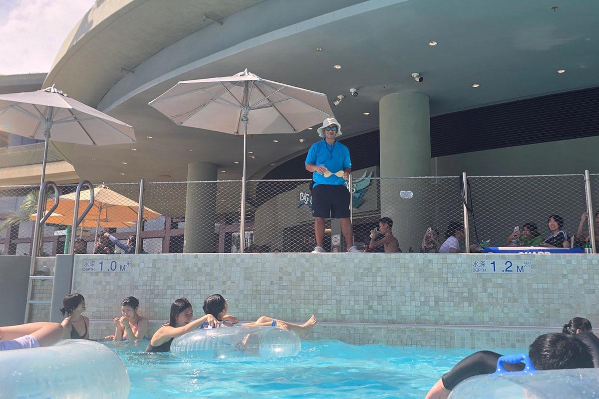 入場人士目擊男職員一臉尷尬地尋物主。(網民xd.maimaidx@Threads)