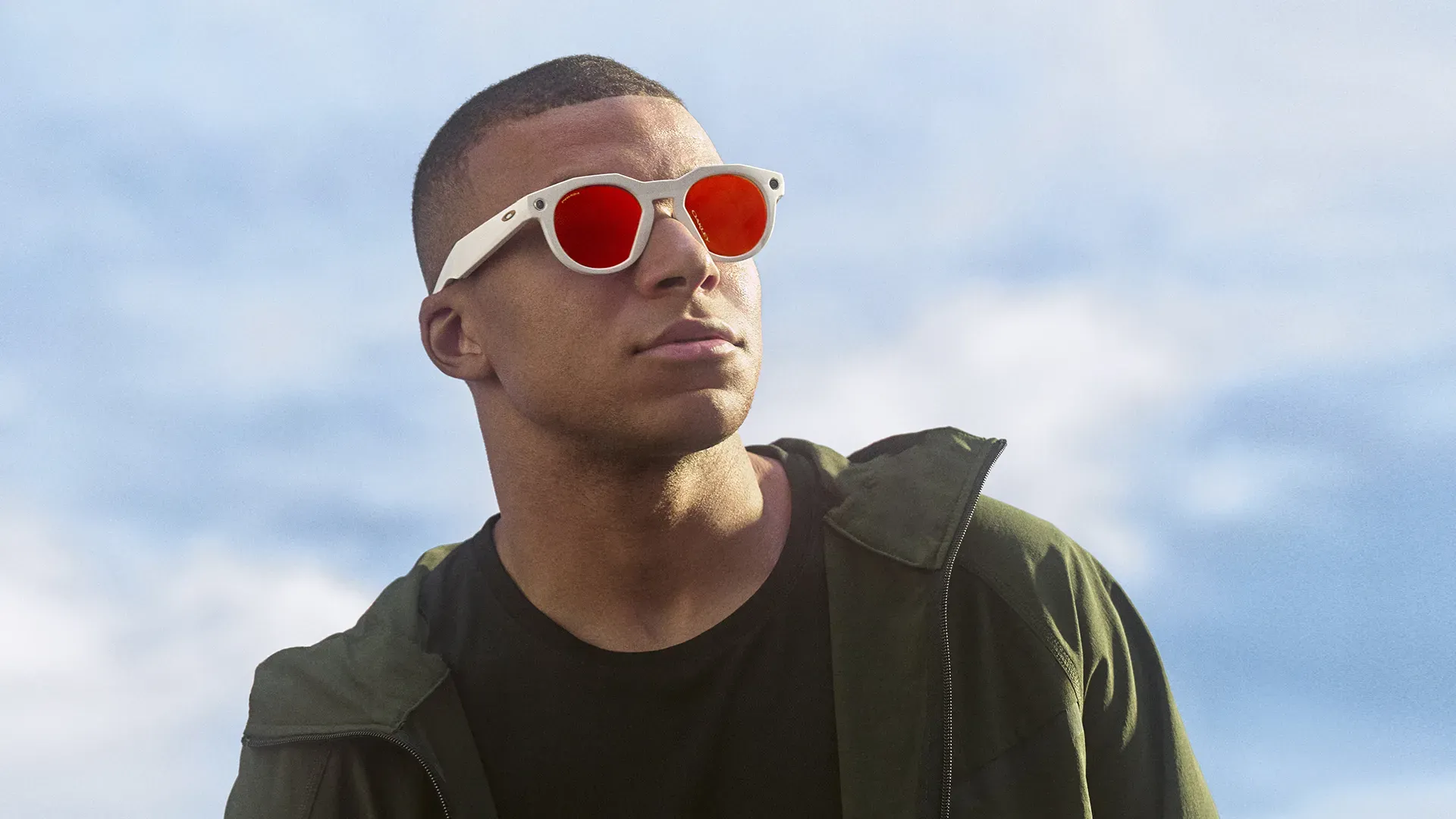 麥巴比擔任Oakley Meta HSTN代言人。