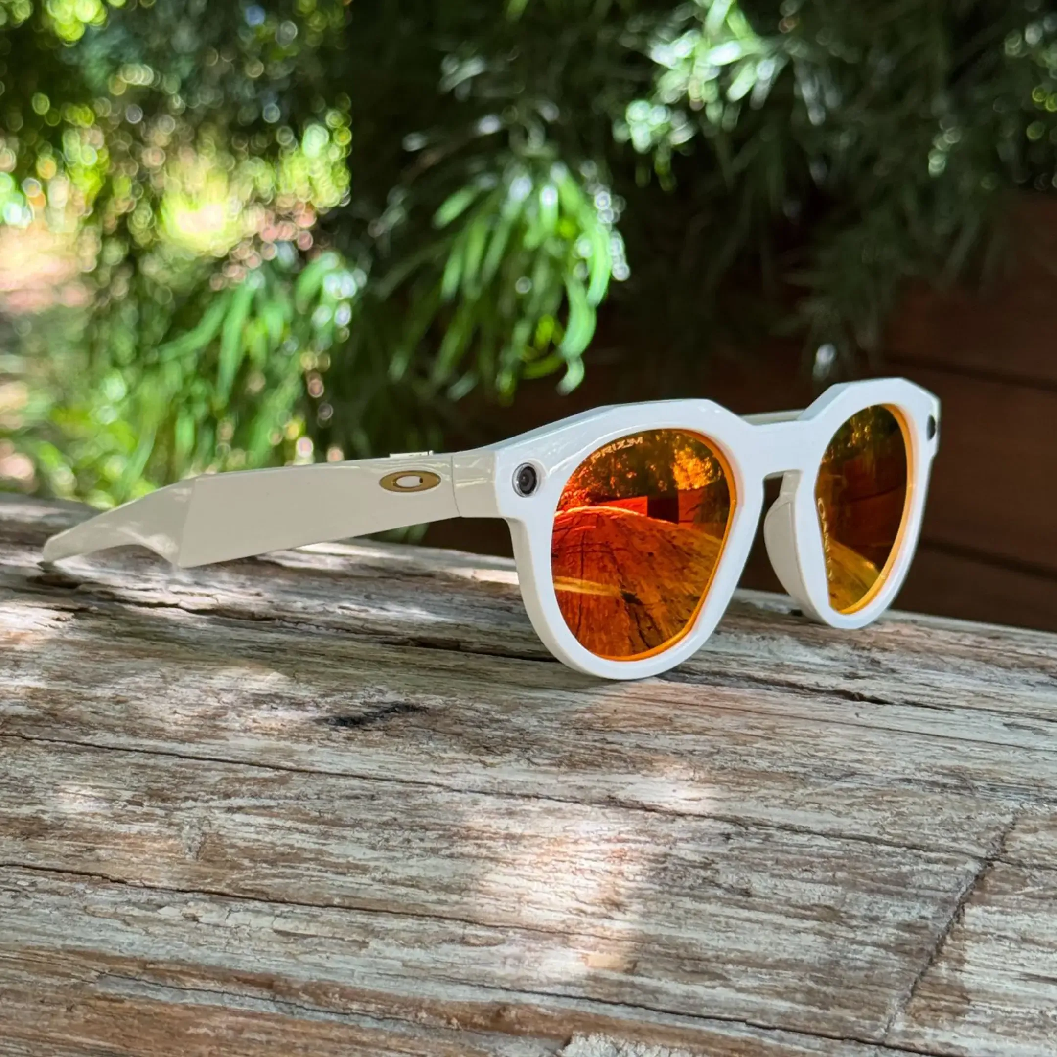 Oakley Meta HSTN灰白色框配紅色PRIZM鏡片。