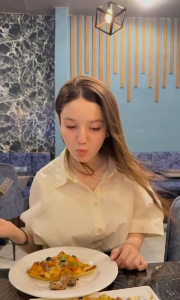 尤素夫社交帳號中最後一則貼文是旁人為她慶祝17歲生日的影片。(互聯網)