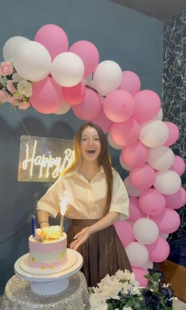 尤素夫社交帳號中最後一則貼文是旁人為她慶祝17歲生日的影片。(互聯網)