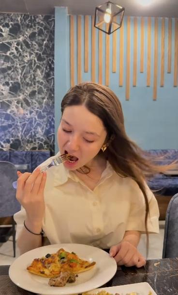 尤素夫社交帳號中最後一則貼文是旁人為她慶祝17歲生日的影片。(互聯網)