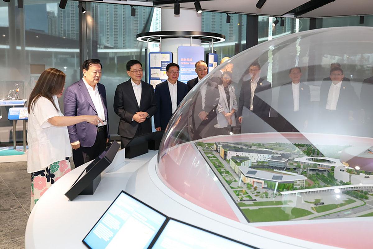 夏寶龍(左二)訪港期間,在李家超(左三)等陪同下到訪啟德體育園。(港澳辦圖片)