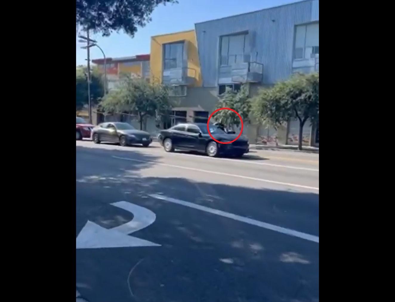 疑似ICE男探員(紅圈)返回車上。(互聯網)