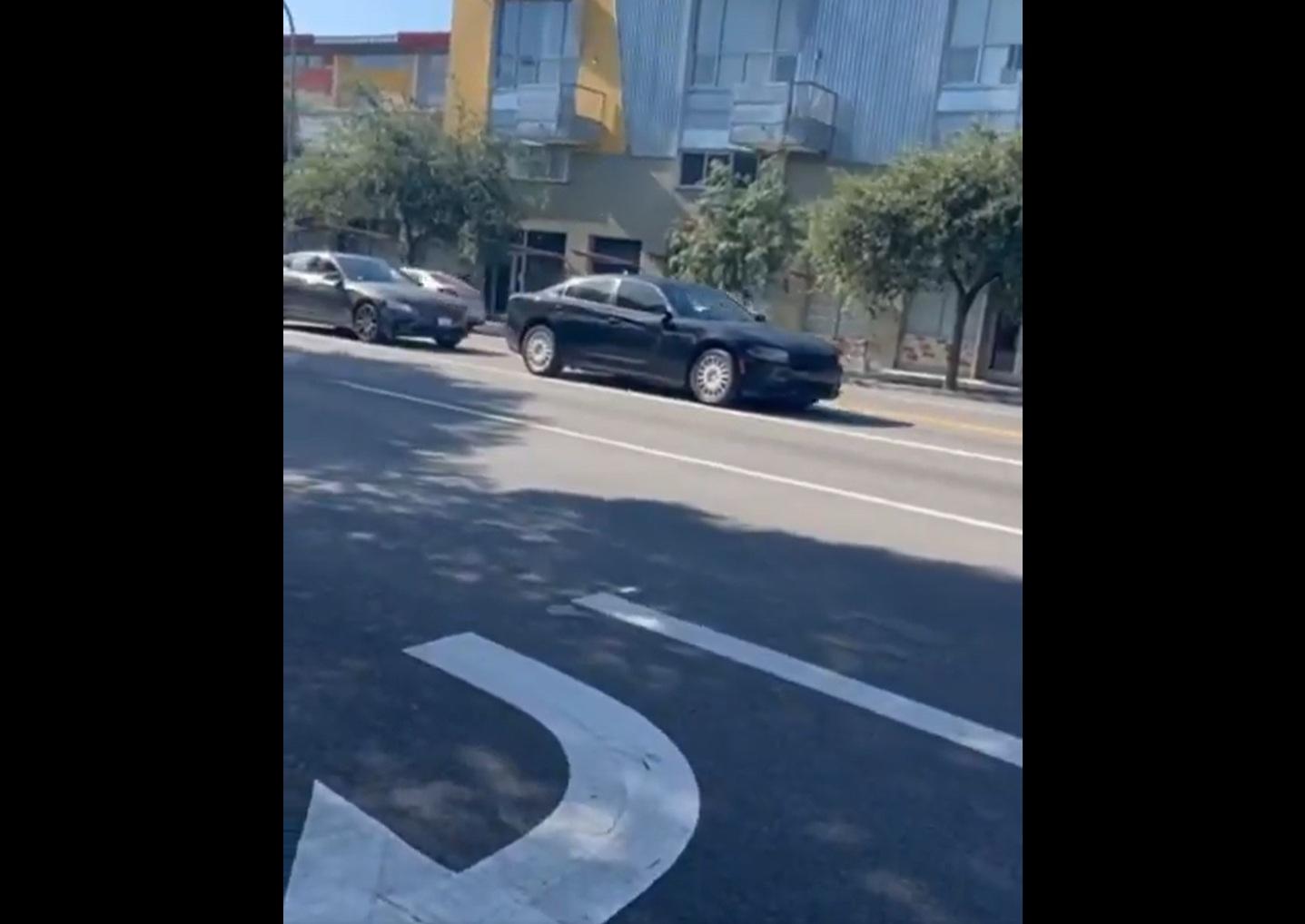 疑似ICE男探員把無識別的車輛開走。(互聯網)