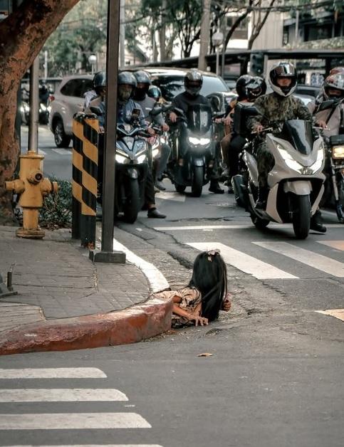 攝影師羅伯茨當日拍下女子突然從水渠口爬出的連環畫面。(互聯網)