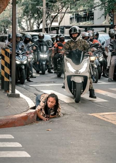 攝影師羅伯茨當日拍下女子突然從水渠口爬出的連環畫面。(互聯網)