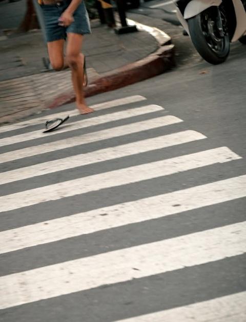 攝影師羅伯茨當日拍下女子突然從水渠口爬出的連環畫面。(互聯網)