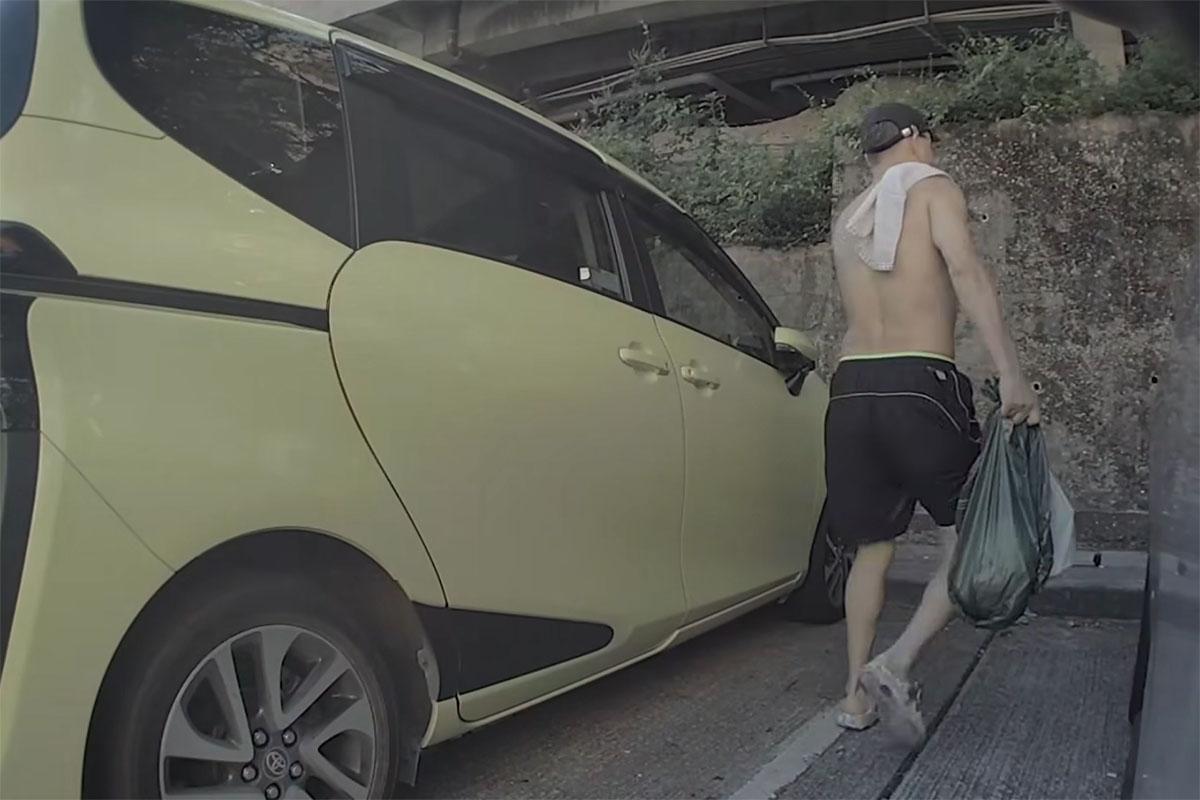 黃金泳灘附近一個停車場,日前有中年漢走到私家車車尾即場小便。(FB群組「車cam L(香港群組)」影片截圖)
