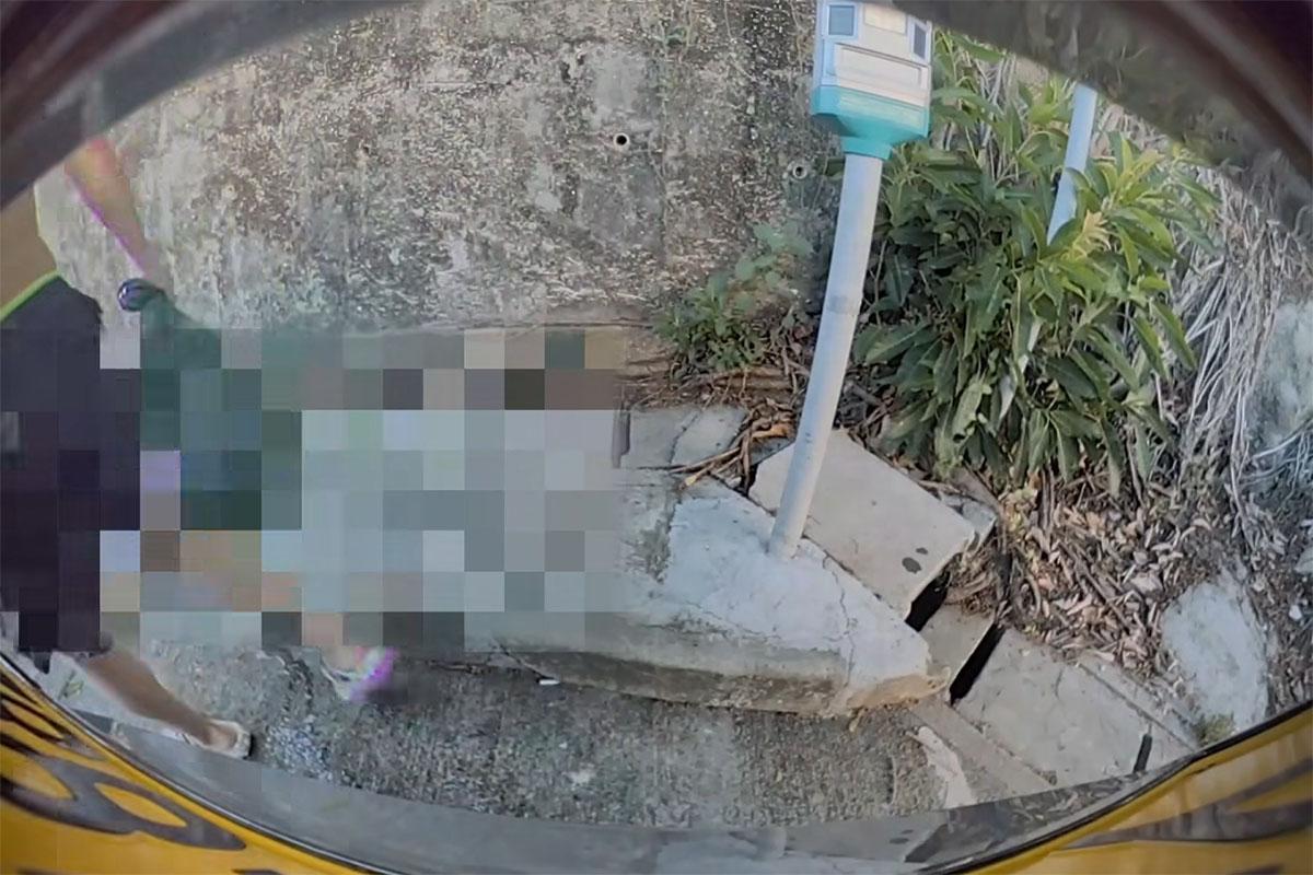 黃金泳灘附近一個停車場,日前有中年漢走到私家車車尾即場小便。(FB群組「車cam L(香港群組)」影片截圖)