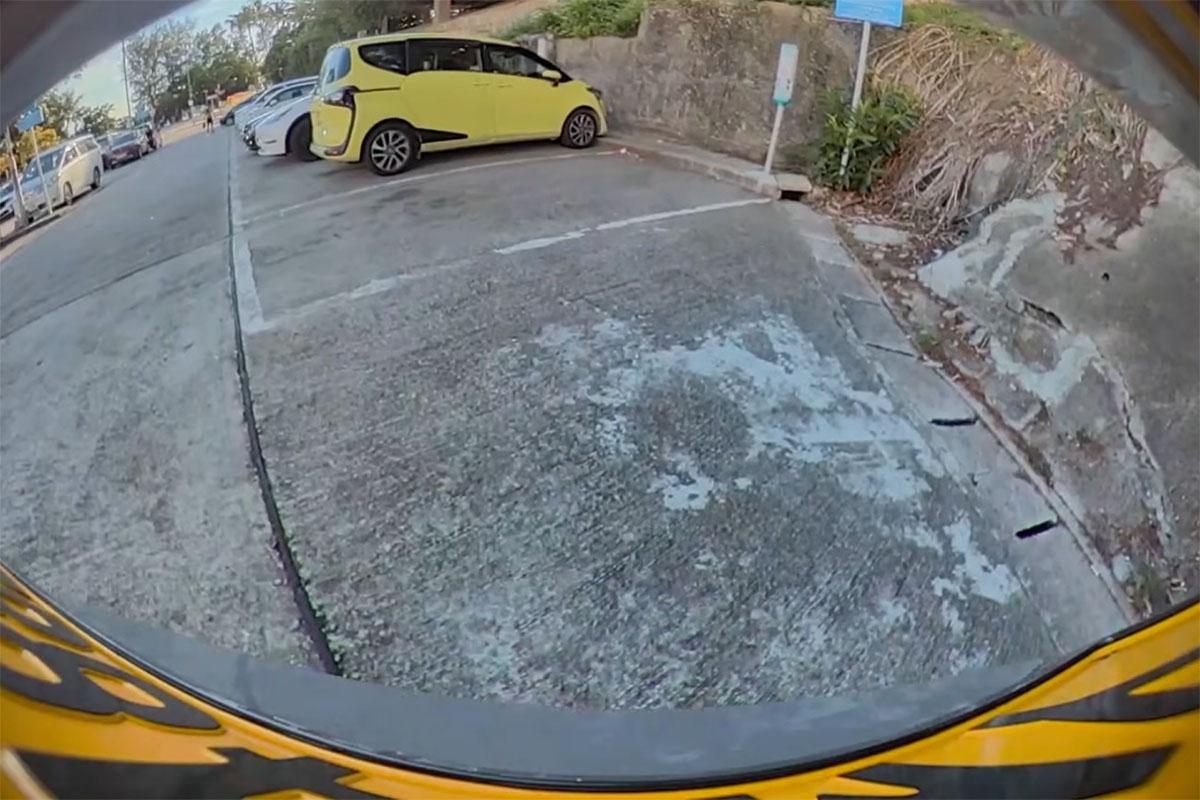 車主及後上傳停車場現場照片,證明當日車輛不多、事前沒有與人結怨。(FB群組「車cam L(香港群組)」影片截圖)