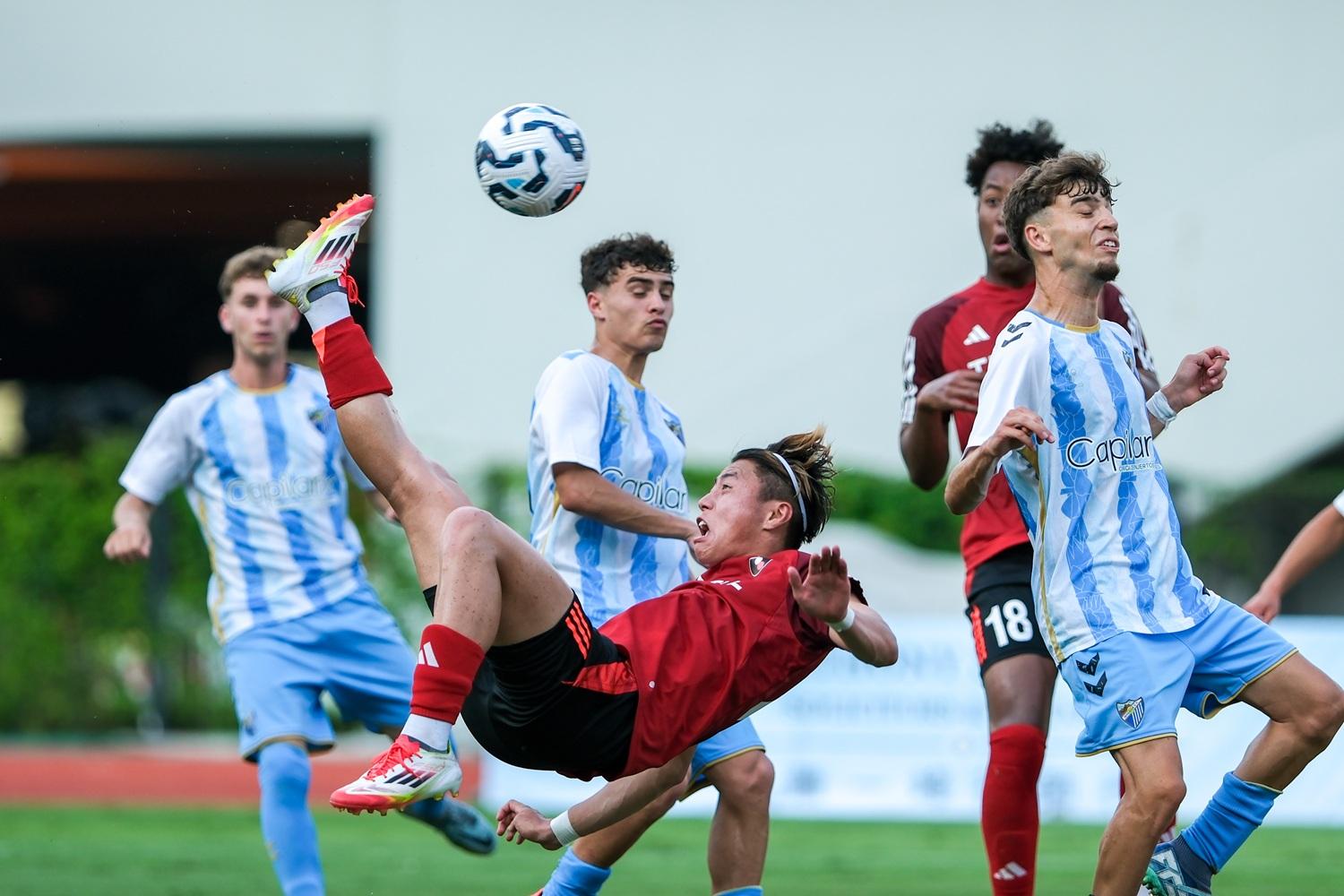 日職U20的千葉虎士倒掛攻門。(中新社)