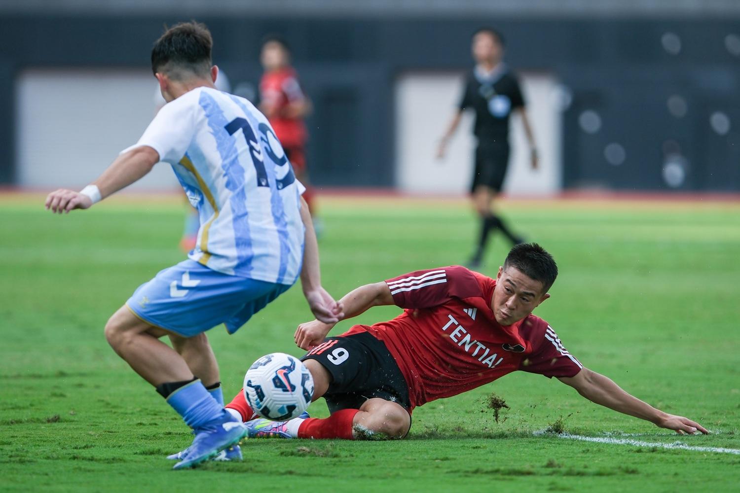 日職U20的安野匠剷球。(中新社)