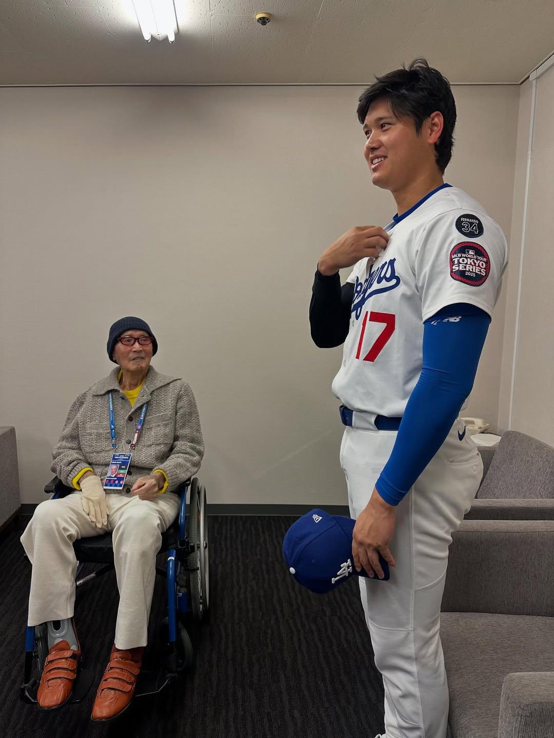 大谷翔平分享了三張與長嶋茂雄的合照,寫下「由衷祈禱您安息」。