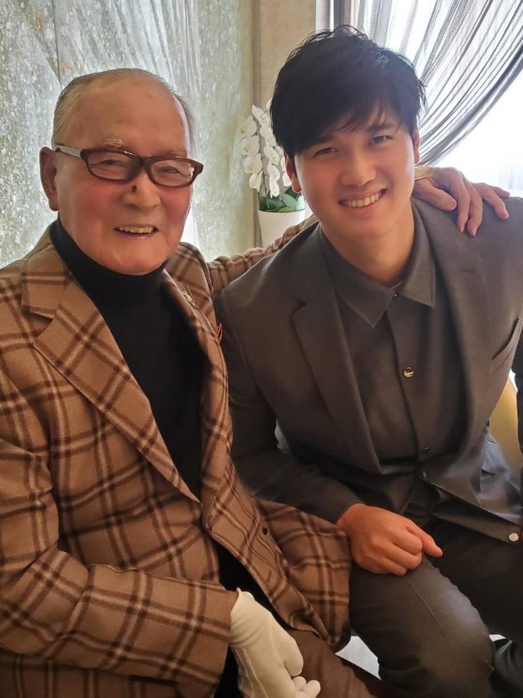 大谷翔平分享了三張與長嶋茂雄的合照,寫下「由衷祈禱您安息」。