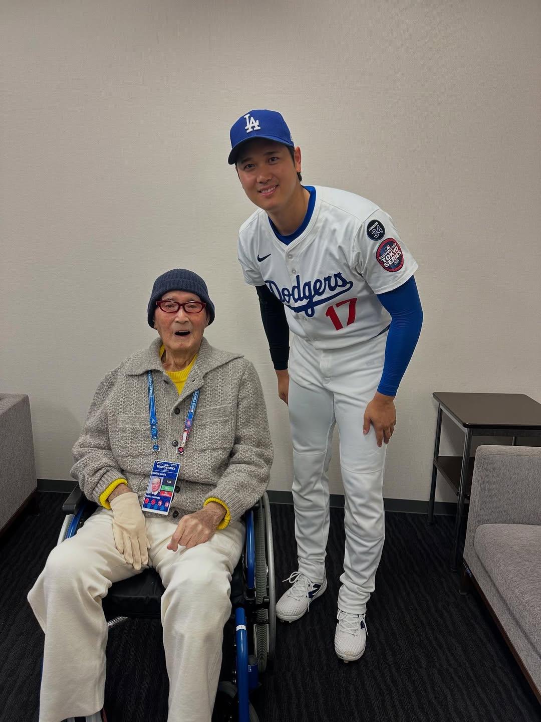 大谷翔平分享了三張與長嶋茂雄的合照,寫下「由衷祈禱您安息」。