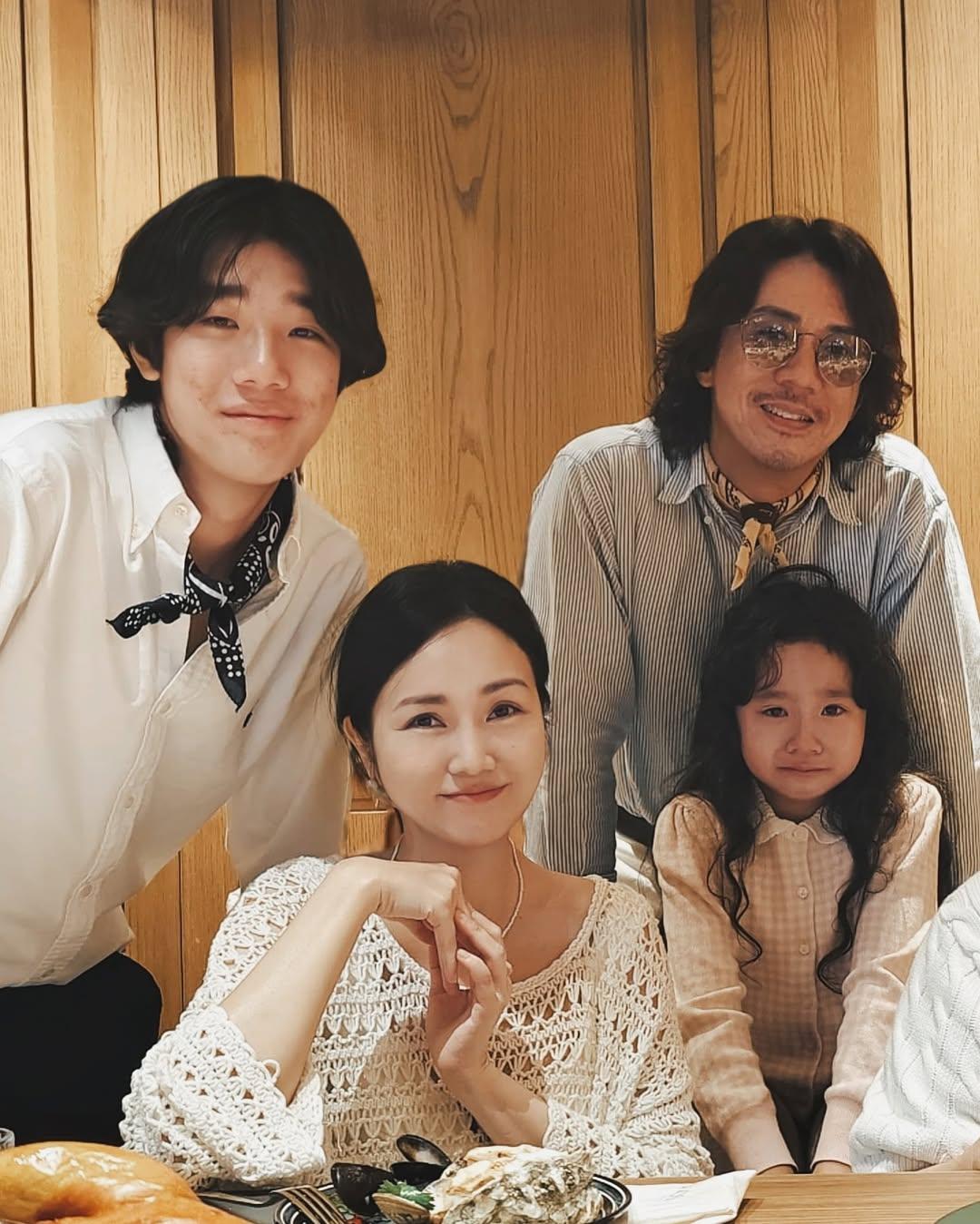 張繼聰與謝安琪跟一對子女張瞻和張靖關係親密。