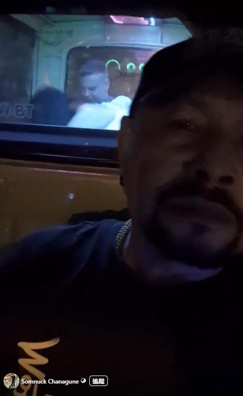 篤篤車司機Somnuck Chanagune正在駕駛,後座的外籍男女慾火難耐,不停口交。(互聯網)