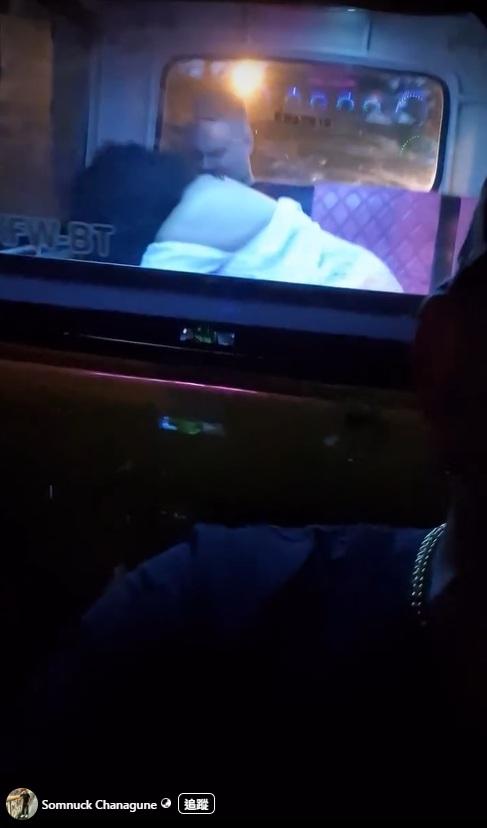 篤篤車司機Somnuck Chanagune正在駕駛,後座的外籍男女慾火難耐,不停口交。(互聯網)
