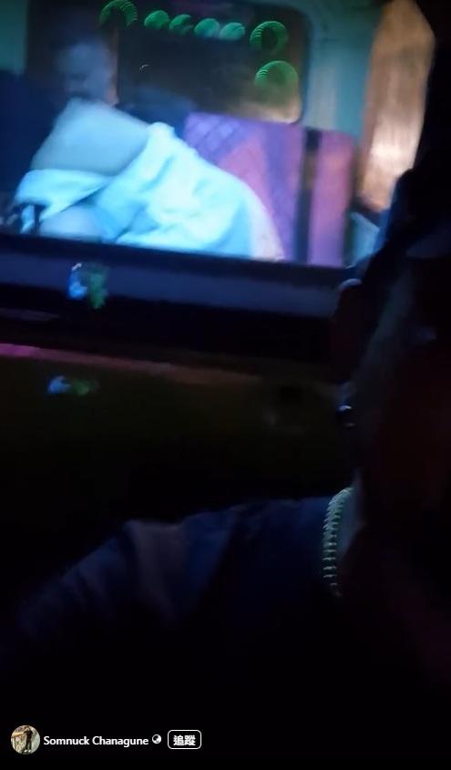 篤篤車司機Somnuck Chanagune正在駕駛,後座的外籍男女慾火難耐,不停口交。(互聯網)
