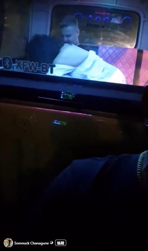 篤篤車司機Somnuck Chanagune正在駕駛,後座的外籍男女慾火難耐,不停口交。(互聯網)