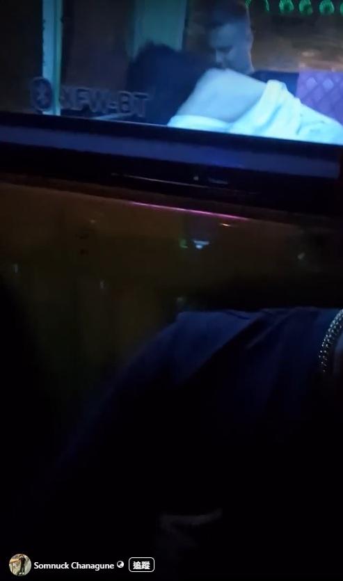 篤篤車司機Somnuck Chanagune正在駕駛,後座的外籍男女慾火難耐,不停口交。(互聯網)