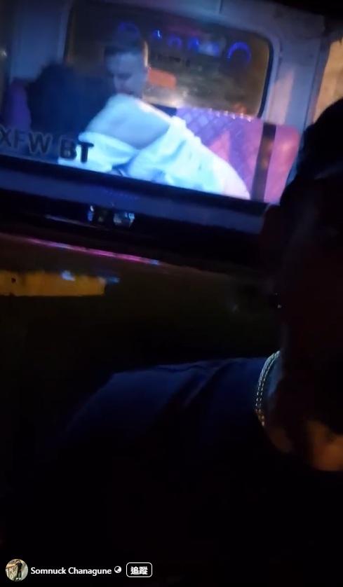 篤篤車司機Somnuck Chanagune正在駕駛,後座的外籍男女慾火難耐,不停口交。(互聯網)