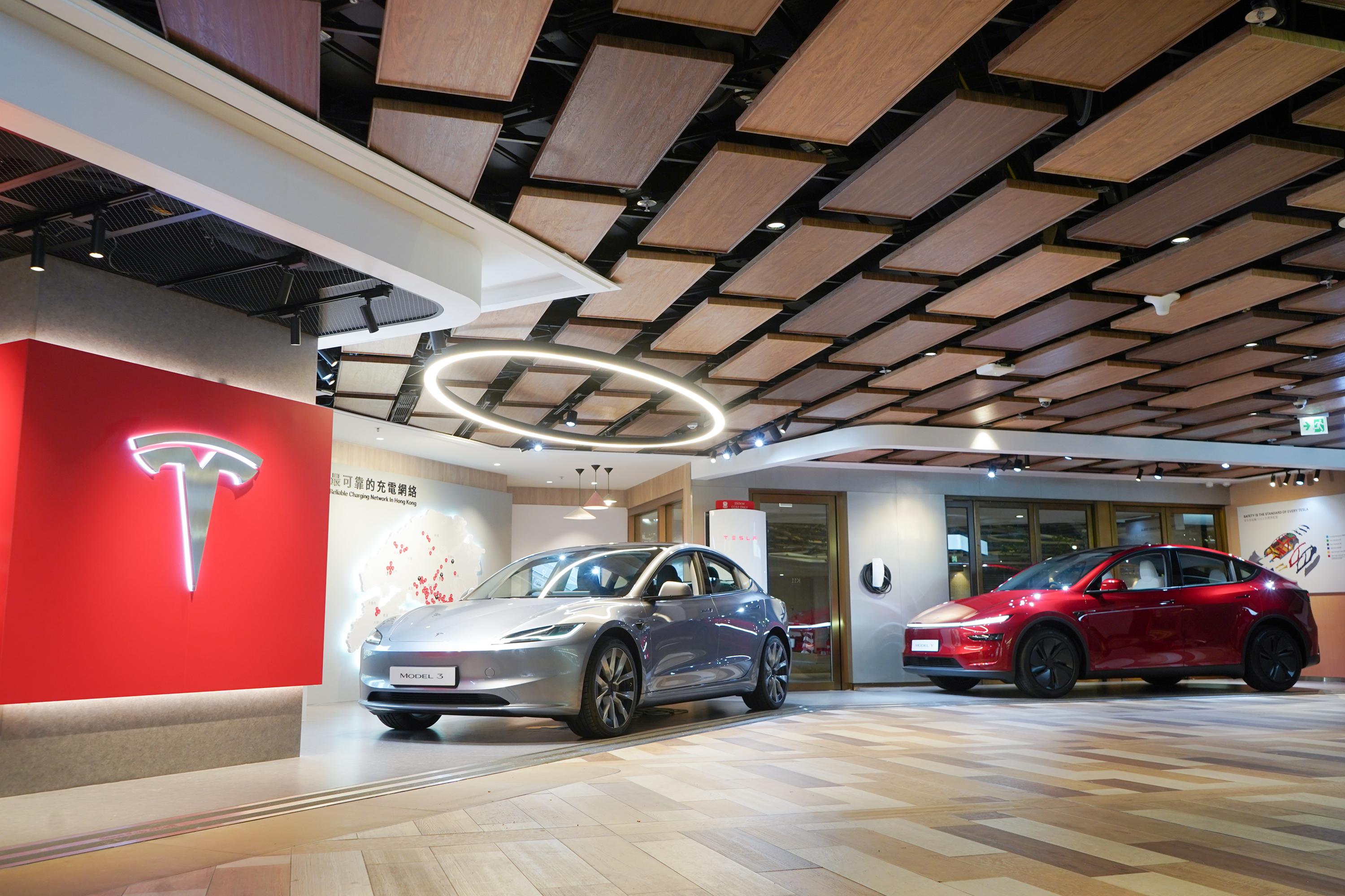 Tesla全新升級體驗中心以更寬敞空間及互動展示最新車型。