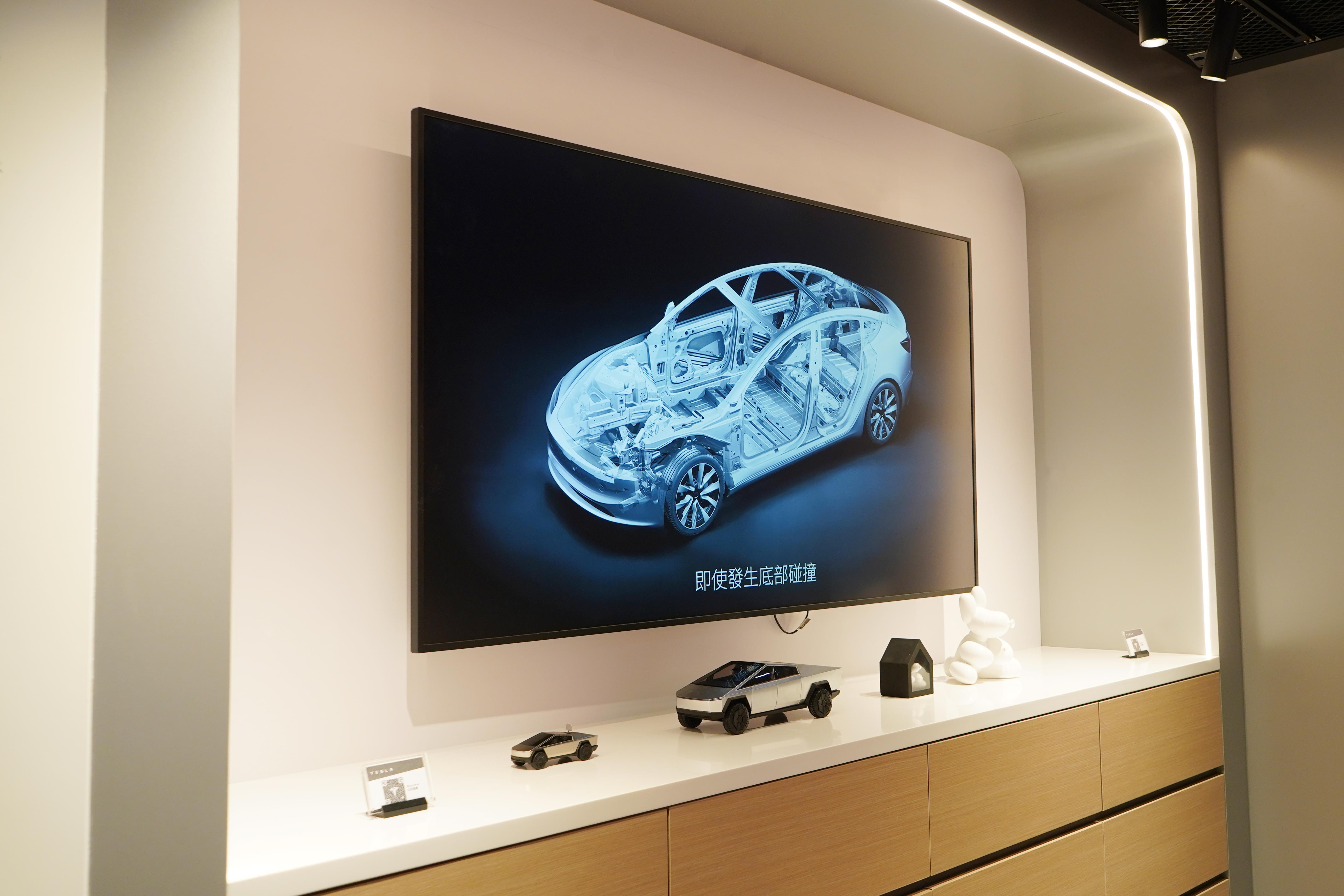 Tesla體驗中心展出各款精品。