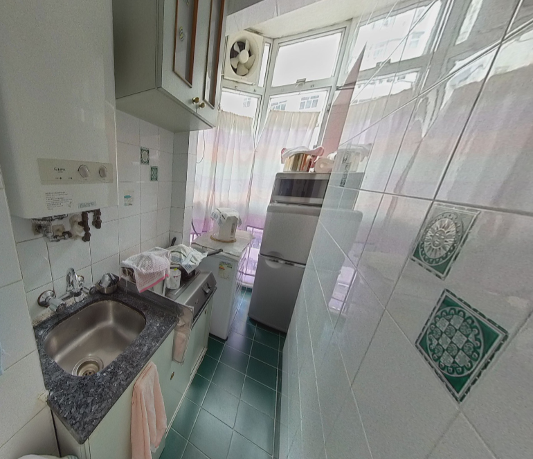 長方形廚房,面積不大但設備齊全。(代理提供)