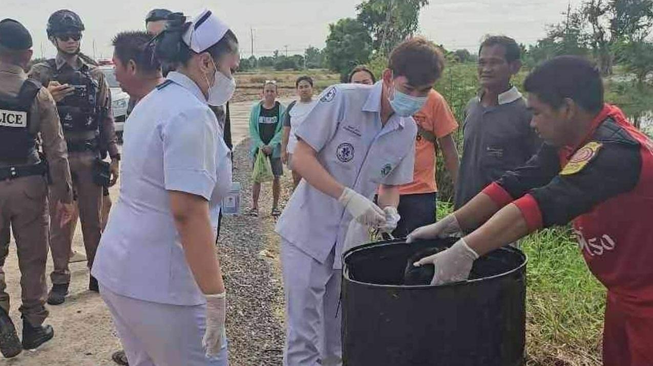 消防及醫護設法救出受困瀝青桶的女子。(互聯網)