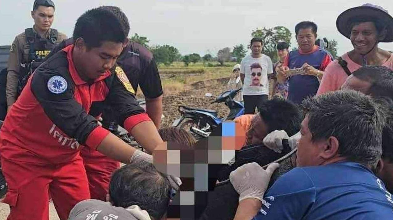 女子浸在瀝青裡黏黏稠稠,消防員合力把桶子送往醫院施救。(互聯網)