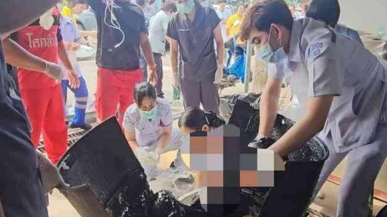 救援人員把瀝青桶切開,救出女子。(互聯網)