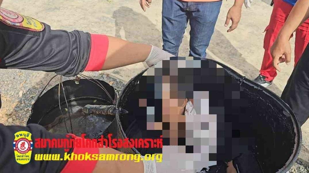 從鵠三廊當局發布的照片可見,女子受困桶子裡,被瀝青浸著。(互聯網)