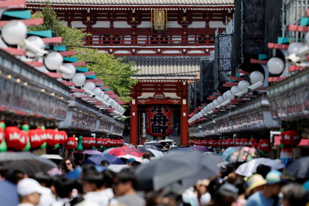 遊客逼爆東京淺草寺的情況。(資料圖片)