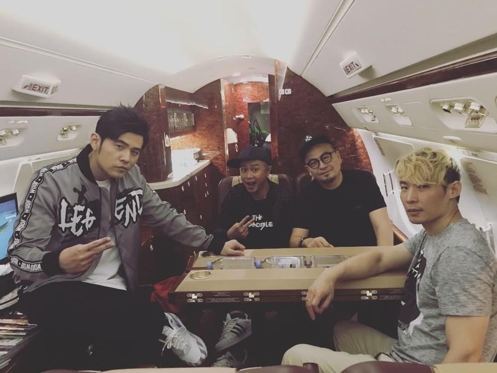 經常用私人飛機接戴家人和好友旅行。