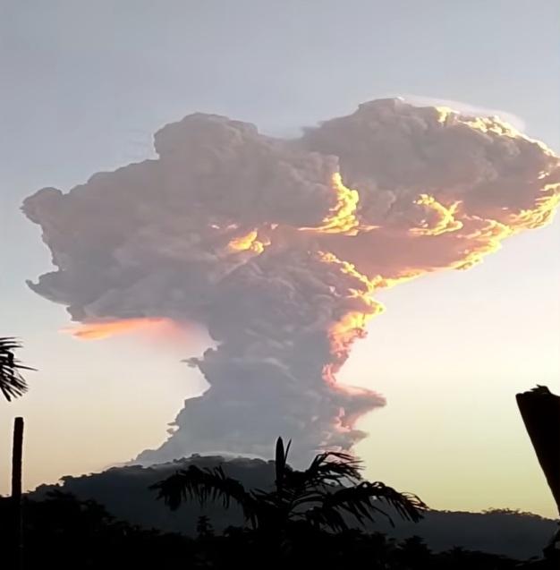 印尼勒沃托比火山周二(17日)傍晚開始猛烈爆發,噴出巨大蘑菇灰雲。(互聯網)