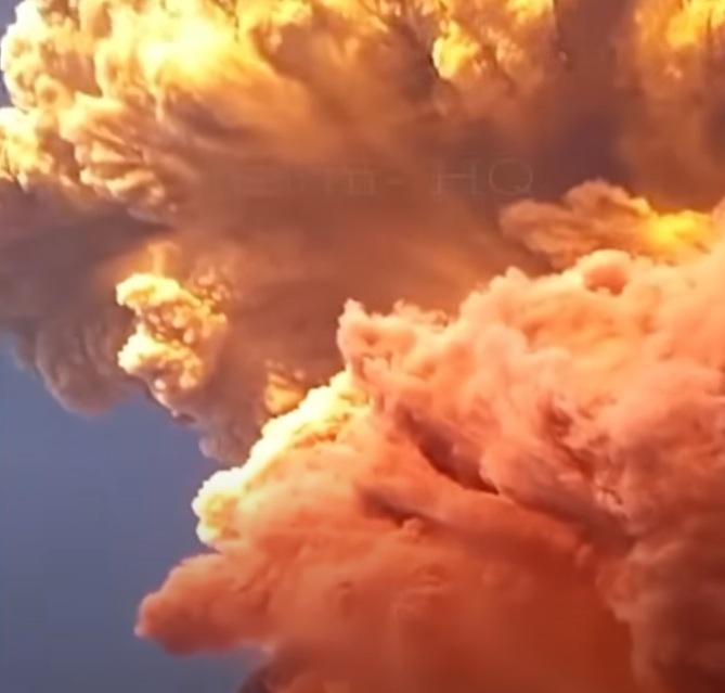 印尼勒沃托比火山周二(17日)傍晚開始猛烈爆發,噴出巨大灰雲。(互聯網)