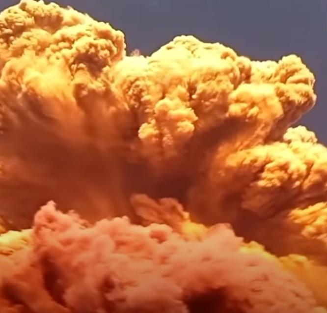 印尼勒沃托比火山周二(17日)傍晚開始猛烈爆發,噴出巨大灰雲。(互聯網)