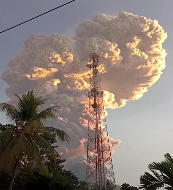 印尼勒沃托比火山周二(17日)傍晚開始猛烈爆發,噴出巨大蘑菇灰雲。(互聯網)