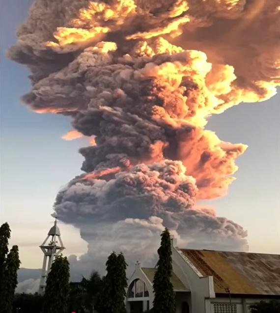 印尼勒沃托比火山周二(17日)傍晚開始猛烈爆發,噴出巨大灰雲。(互聯網)