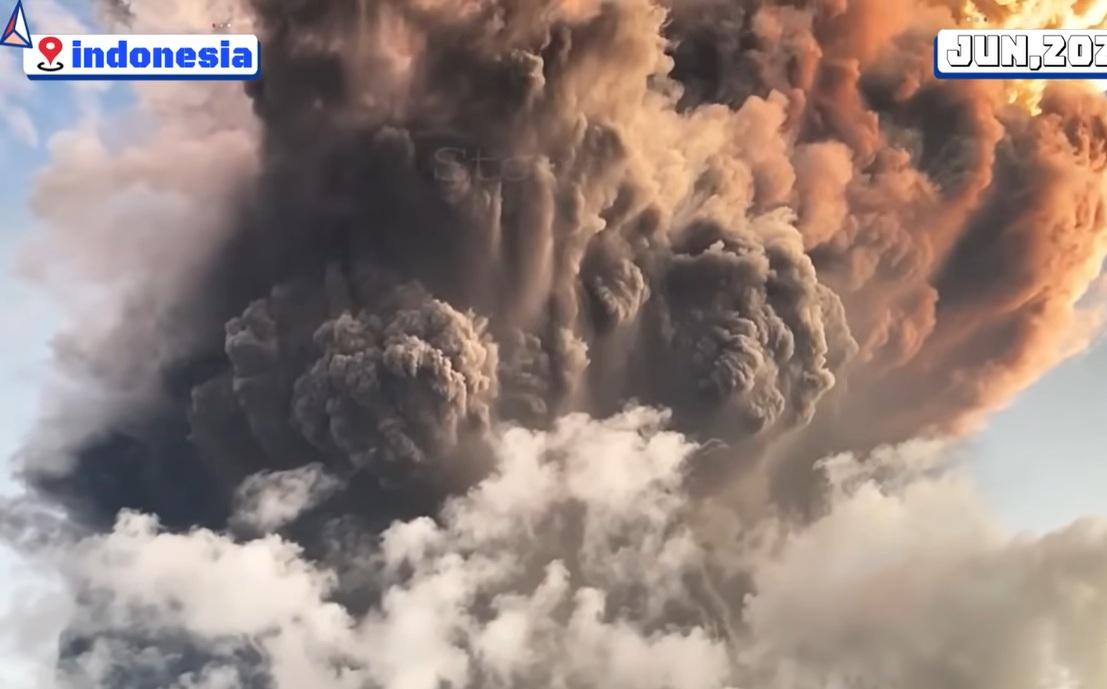 印尼勒沃托比火山周二(17日)傍晚開始猛烈爆發,噴出巨大灰雲。(互聯網)