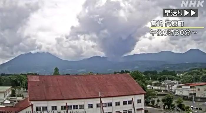 日本九州新燃岳火山相隔7年,於本月22日再度噴發。(資料圖片)