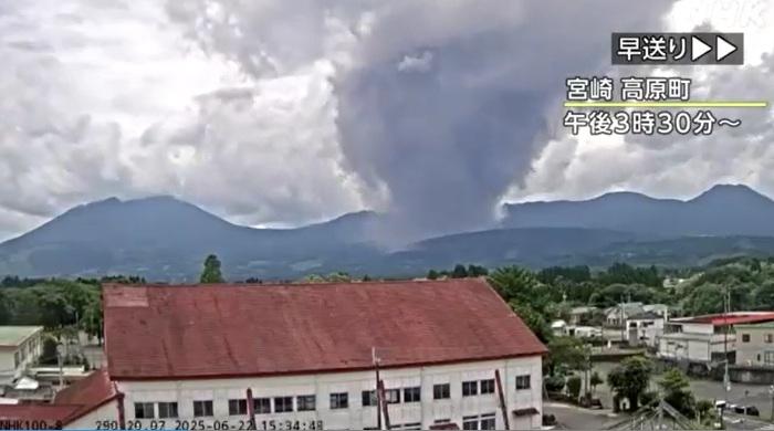 日本九州新燃岳火山相隔7年,於本月22日再度噴發。(資料圖片)