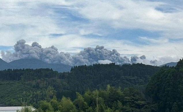 日本九州新燃岳火山相隔7年,於本月22日再度噴發。(資料圖片)