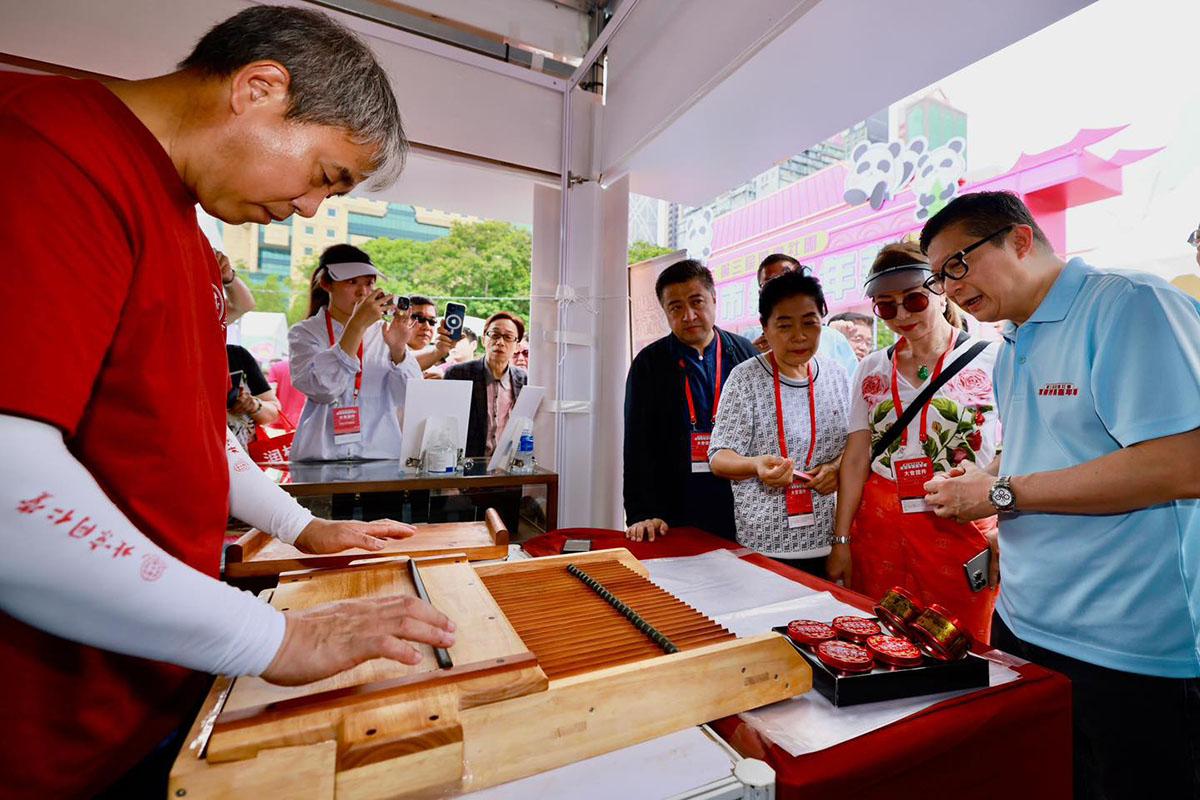 鄧炳強(右一)到市集與檔主和入場人士交流。(鄧炳強FB)