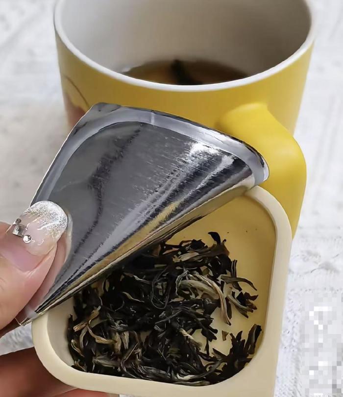 茶葉內原本含有曬乾的茉莉花瓣。